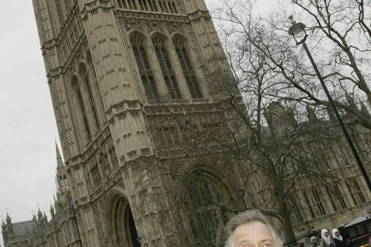 Rik Mayall posa como seu épico personagem de comédia Alan B'Stard (Gareth Cattermole/Getty Images)