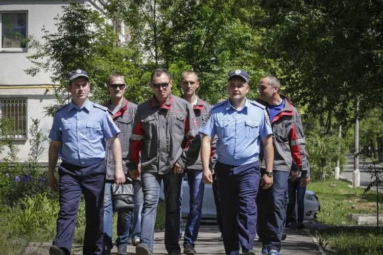 Trabalhadores empregados por Rinat Akhmetov: Akhmetov pediu que se unam "por Donbass sem arma! Por Donbass sem máscaras!" (Konstantin Chernichkin/Reuters)