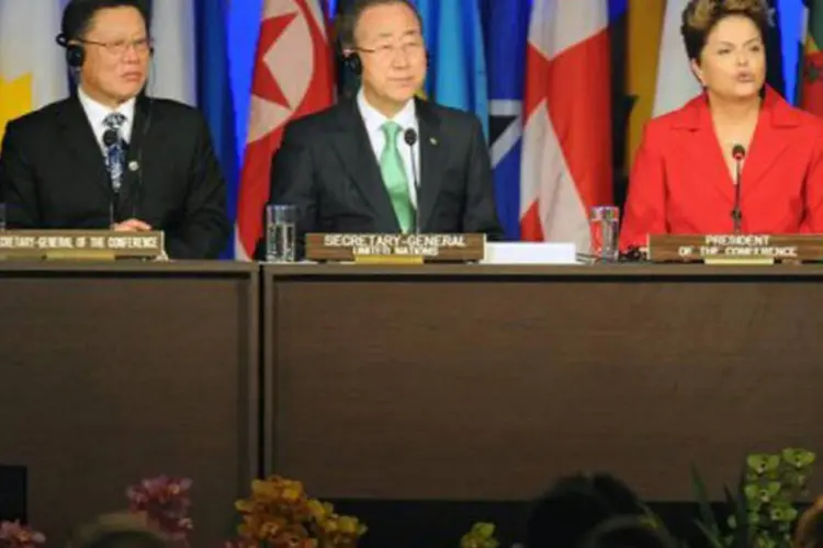 Ban Ki-moon (C), Dilma Rousseff e o secretário-geral da Rio 20, Sha Zukang, inauguram a conferência: "vinte anos depois, temos outra chance (...). Não a desperdiçaremos" (Evaristo Sa/AFP)
