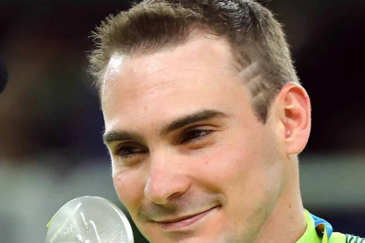 Arthur Zanetti com a sua medalha de prata no Rio: seriam os cortes no cabelo do atleta uma referência à Adidas? (REUTERS/Mike Blake)