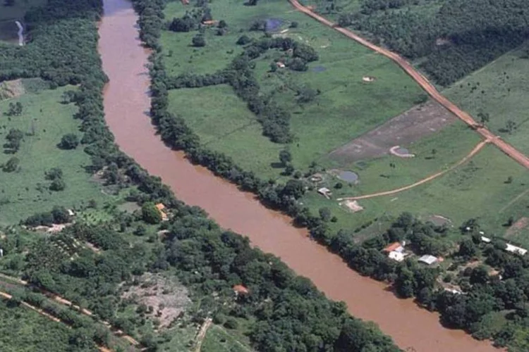 O rio Aquidauana foi um dos três na região que transbordou (Fabiano Accorsi/Veja)