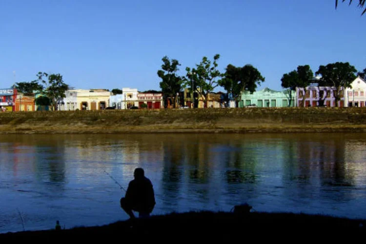 
	Pescador em Rio Branco, no Acre: os per&iacute;odos de 15 de junho a 31 de julho e de 1&ordm; de novembro a 15 de fevereiro s&atilde;o reservados para reprodu&ccedil;&atilde;o da sardinha
 (Eduardo Duarte/Creative Commons)