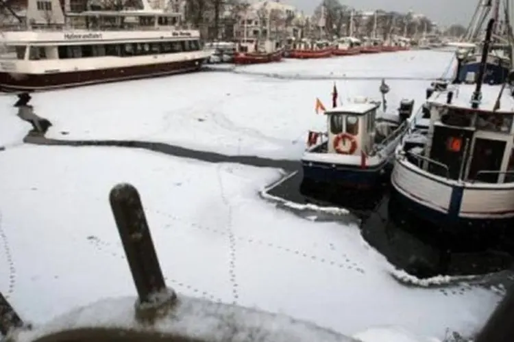 Navios em um rio congelado na Alemanha: previsão é que o frio continue na Europa (Bernd Wuestneck/AFP)