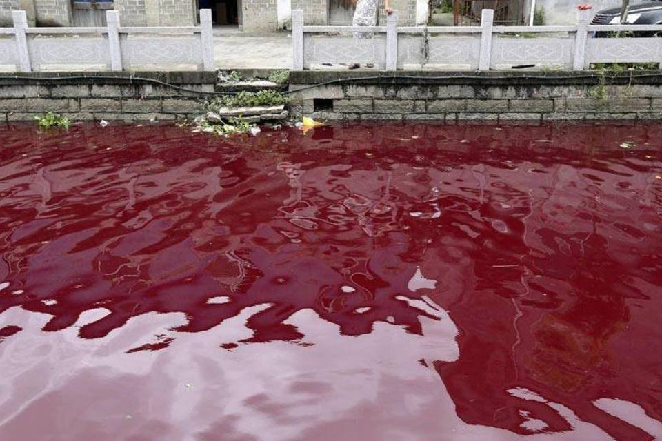 Rio na China fica vermelho sangue e assusta moradores