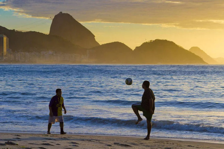 Amanhecer no Posto 6 da praia de Copacabana, no Rio de Janeiro (Fernando Frazão / Viagem e Turismo)
