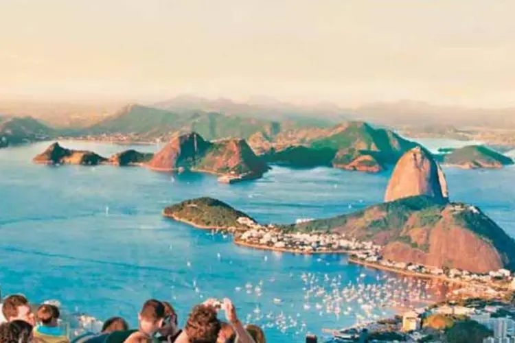 
	Turistas na ba&iacute;a de Guanabara: de acordo com a empresa Frota Oce&acirc;nica e Amaz&ocirc;nica S/A, a embarca&ccedil;&atilde;o est&aacute; encalhada h&aacute; mais de seis meses, sem carga
 (Flávio Veloso/EXAME.com)