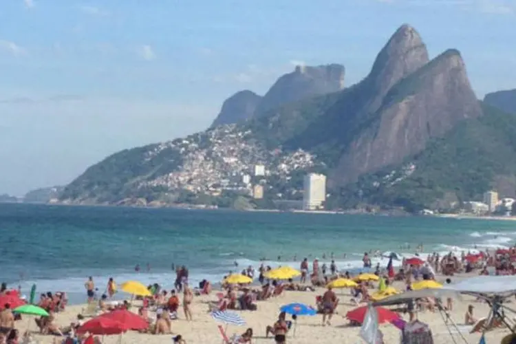 
	Praia de Ipanema, no Rio de Janeiro: a parceria do governo do estado com a prefeitura vai despoluir as seis principais praias do Rio, at&eacute; 2014.
 (Amanda Previdelli/Arquivo)
