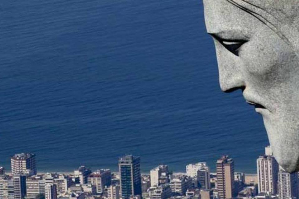 Vendaval deixa 12 bairros sem luz e mata um no Rio
