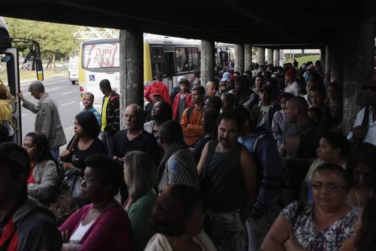 
	Pontos de &ocirc;nibus lotado: rodovi&aacute;rios n&atilde;o concordam com acordo fechado pelo&nbsp;sindicato
 (REUTERS/Ricardo Moraes)