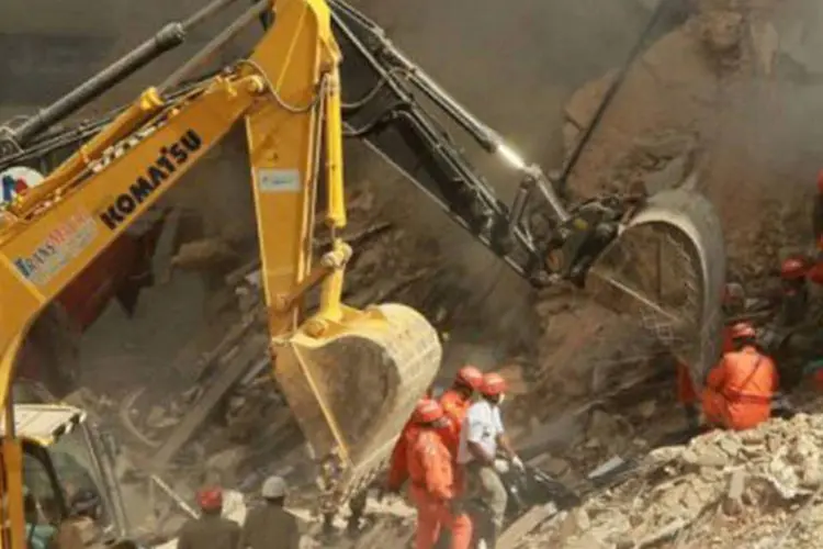 Os trabalhos de busca com máquinas pesadas são realizados de maneira ininterrupta desde a noite de quarta-feira, quando três prédios desabaram (Ari Versiani/AFP)