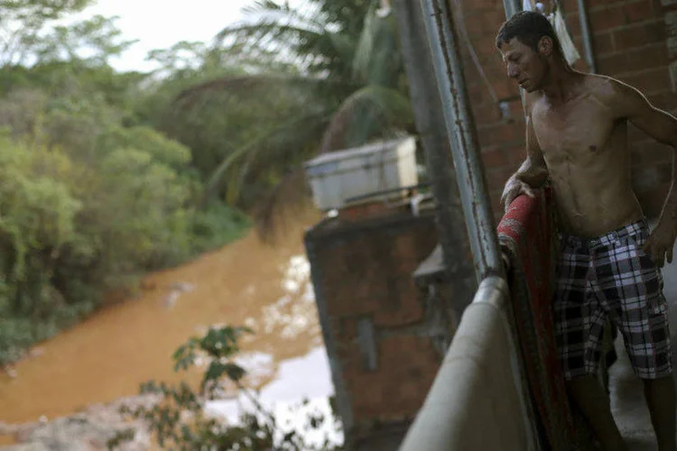 
	Rio Doce polu&iacute;do: a cidade de Governador Valadares vive um momento de desespero, com 280 mil habitantes sem &aacute;gua
 (Ricardo Moraes/Reuters)