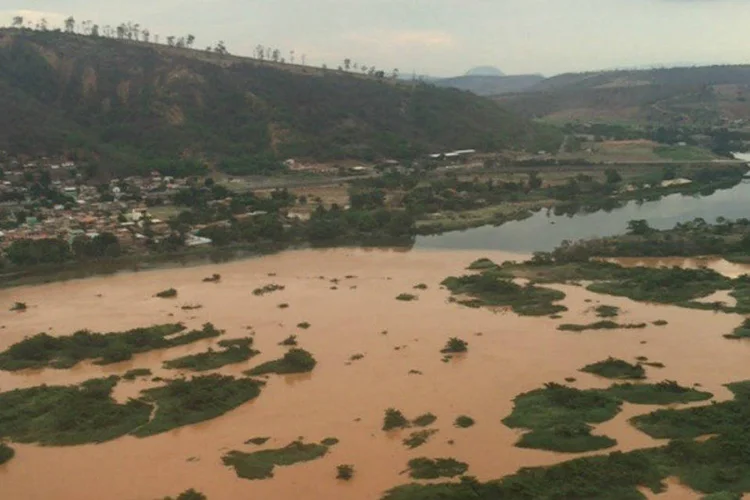
	Lama no Rio Doce: cidades ao longo do rio j&aacute; est&atilde;o usando floculantes vegetais para restabelecer o abastecimento de &aacute;gua tratada
 (Divulgação/Josias da Vitória/ Secom – ES)