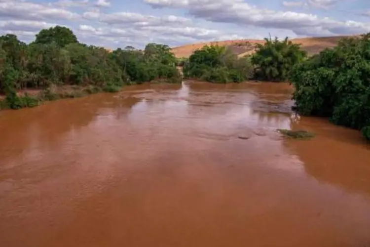 
	Rio Doce polu&iacute;do pela lama do rompimento de barragens em Mariana (MG)
 (Leonardo Merçon/Instituto Últimos Refúgios/Divulgação)