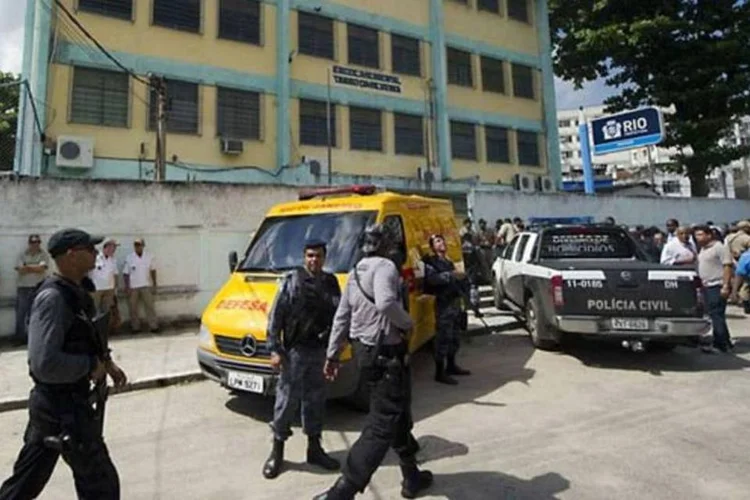 Profissional foi aplaudido e chamado de herói por outros policiais (Antonio Scorza/AFP)