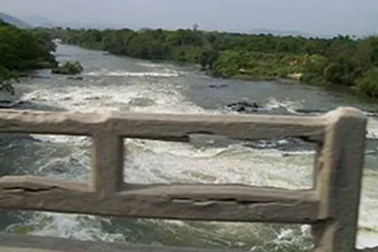 
	O rio Guandu, que d&aacute; nome &agrave; esta&ccedil;&atilde;o de tratamento de &aacute;gua, &eacute; a principal fonte de abastecimento da esta&ccedil;&atilde;o
 (Guilherme B Alves/Wikimedia Commons)