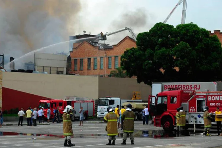 
	Inc&ecirc;ndio de grandes propor&ccedil;&otilde;es atinge lojas do Shopping Nova Am&eacute;rica, na zona norte da cidade: cerca de 20% do shopping foi atingido
 (Fernando Frazão/Agência Brasil)