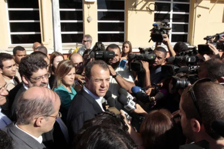 Governador do Rio, Sérgio Cabral, visitou o Hospital Universitário Pedro Ernesto para acompanhar as medidas de contenção do incêncio (Divulgação/Governo do RIo)