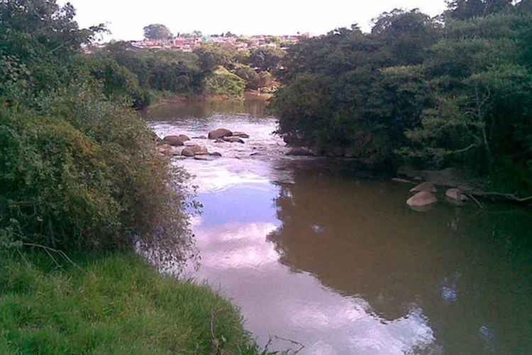 Rio Jundiaí: a cor da água escurece em um tom oleoso a partir do lançamento da Eucatex (zardeto/WikimediaCommons)