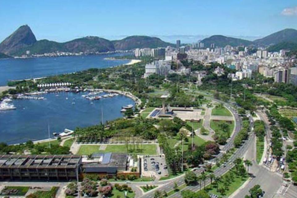 Primeira viga do Elevado da Perimetral é removida no Rio