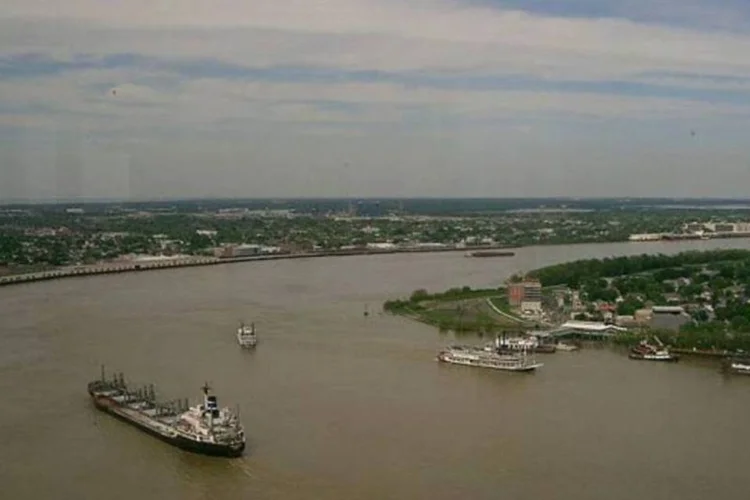 O as chuvas fizeram o rio Mississipi ameaçar também poços de petróleo da região (PRA/Wikimedia Commons)
