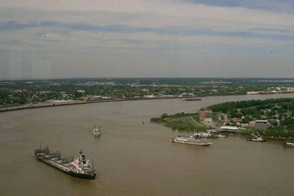 Cheia do rio Mississippi ameaça refinarias da Louisiana