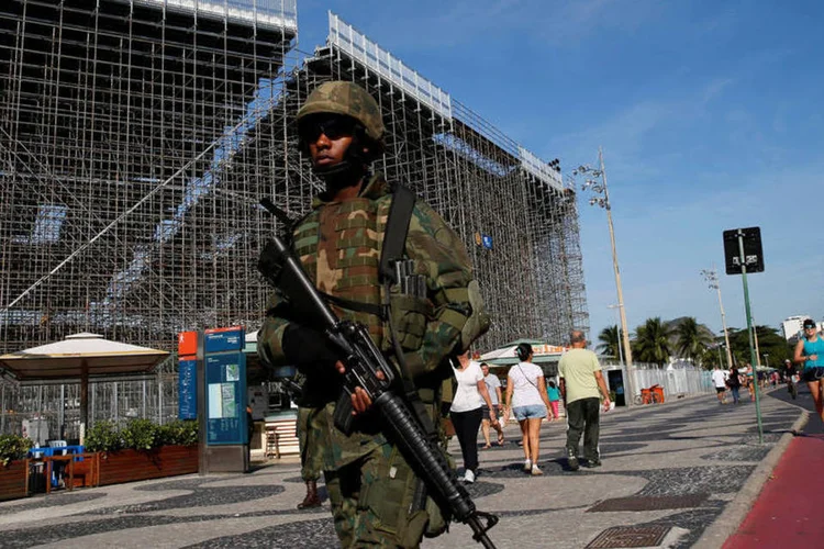 
	Seguran&ccedil;a: &quot;Bem-vindo ao inferno!&quot;, diz um cartaz levantado por policiais irados na &aacute;rea de desembarque do aeroporto internacional do Rio
 (Sergio Moraes / Reuters)