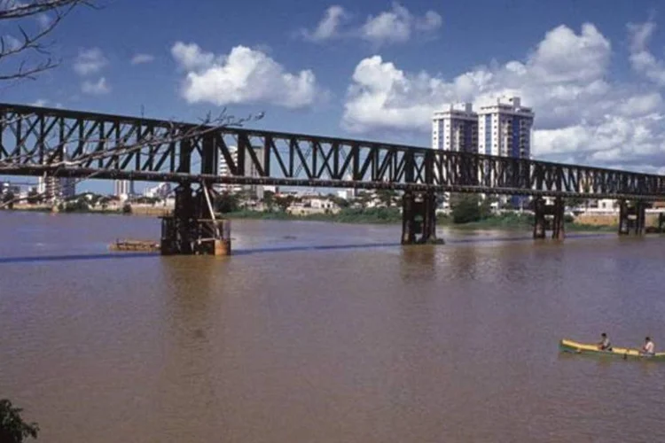 Foram derramados 26 mil litros de óleo mineral no Rio Paraíba do Sul nesta sexta (29/10) (Hamilton Correa/FAÇA E VENDA)