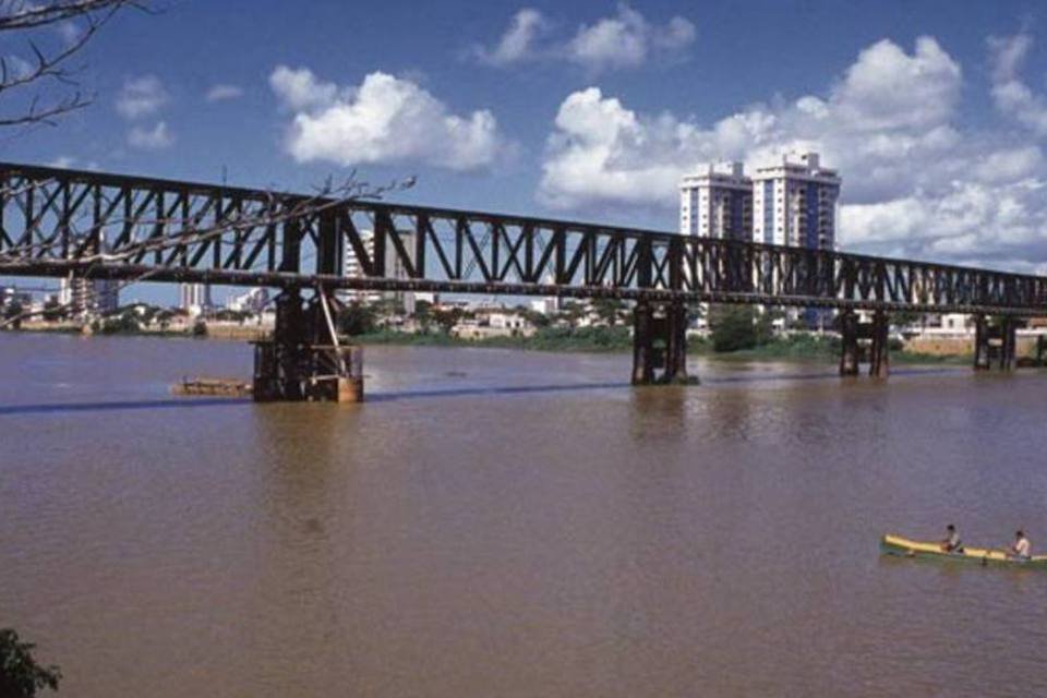 Derramamento de óleo em rio no RJ deixa 400 mil sem água