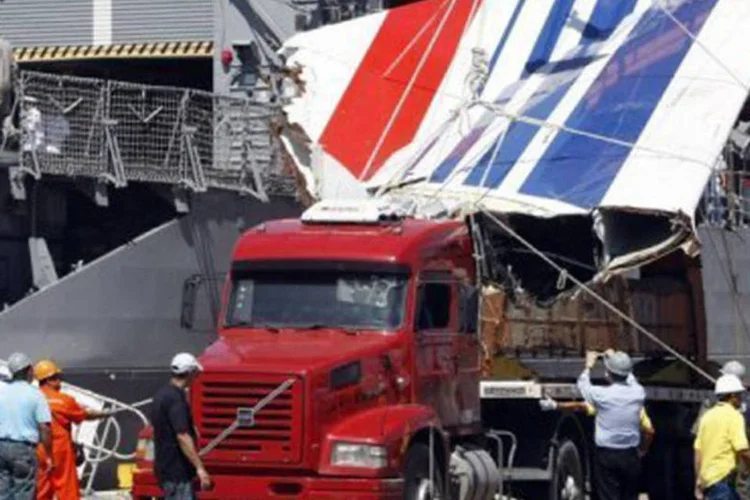 Pedaço do A330 transportado para Recife em 2009
 (Evaristo Sa/AFP)