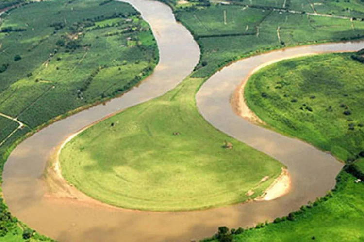 Perda de volume do Rio Ribeira faz com que ele avance em direção ao terreno mais frágil (WIKIMEDIA COMMONS)