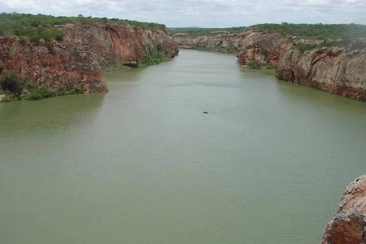 
	Rio S&atilde;o Francisco: s&oacute; em outubro o n&iacute;vel de armazenamento do Nordeste despencou 8,2 pontos porcentuais, de 42,6% para 34,4%, o menor n&iacute;vel desde 2003
 (Danilo Pereira/Wikimedia Commons)