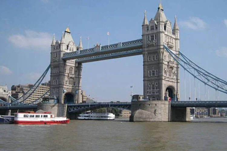 
	Rio T&acirc;misa, Londres: pol&iacute;cia afirmou que 2.500 casas est&atilde;o em perigo por poss&iacute;veis inunda&ccedil;&otilde;es
 (Wikimedia Commons)
