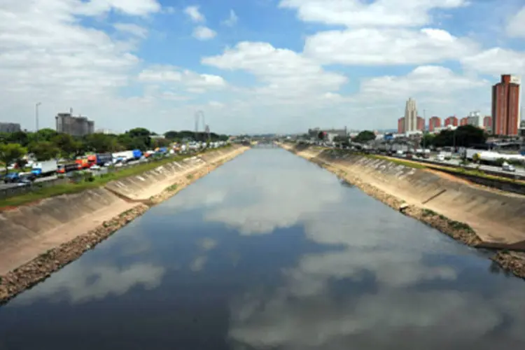O rio tietê, em São Paulo: águas recebem esgoto de 33 bairros  (.)