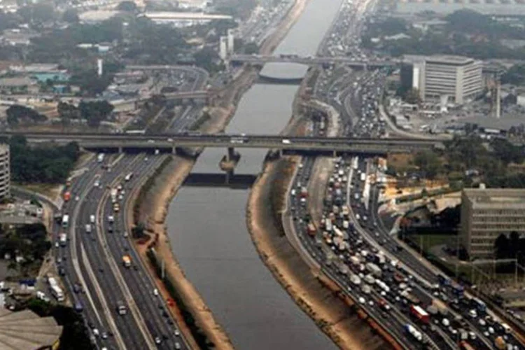 
	Vista a&eacute;rea da Ponte Cruzeiro do Sul, complexo do Anhembi, marginal e Rio Tiet&ecirc;: o vazamento provocou interdi&ccedil;&atilde;o do local, na altura da Ponte Cruzeiro do Sul
 (LUCIANO PIVA / Veja São Paulo)