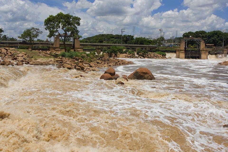 Espuma do Rio Tietê invade ruas de Salto