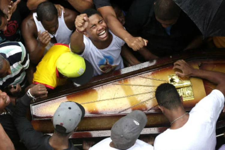 
	Parentes e amigos choram e protestam no funeral de Douglas Rafael da Silva Pereira, nesta semana: PMs que usaram as pr&oacute;prias armas negaram ter disparado contra ele
 (REUTERS/Ricardo Moraes)
