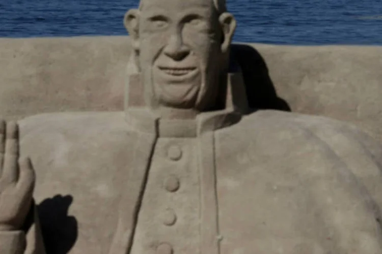 Estátua de areia do papa Francisco é esculpida em praia do Rio de Janeiro durante os preparativos para a Jornada Mundial da Juventude, que contará com a visita do pontífice (REUTERS/Ricardo Moraes)