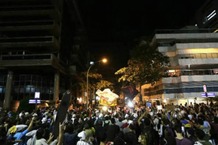 Houve confronto entre manifestantes em frente ao prédio onde mora o governador do Rio de Janeiro, Sérgio Cabral (REUTERS/Ricardo Moraes)