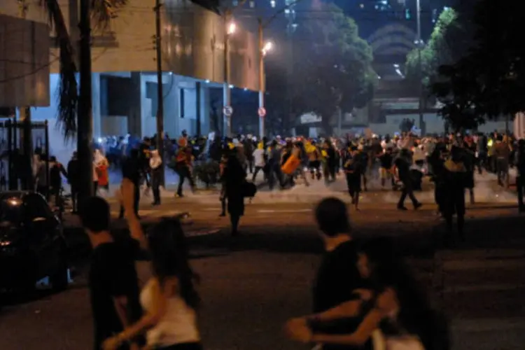 
	Manifestantes correm de bomba de g&aacute;s lacrimog&ecirc;neo da pol&iacute;cia durante protestos nas ruas do centro do Rio de Janeiro: no Par&aacute;, v&iacute;tima passou mal depois de ter inalado g&aacute;s lacrimog&ecirc;neo
 (Fernando Frazão/ABr)