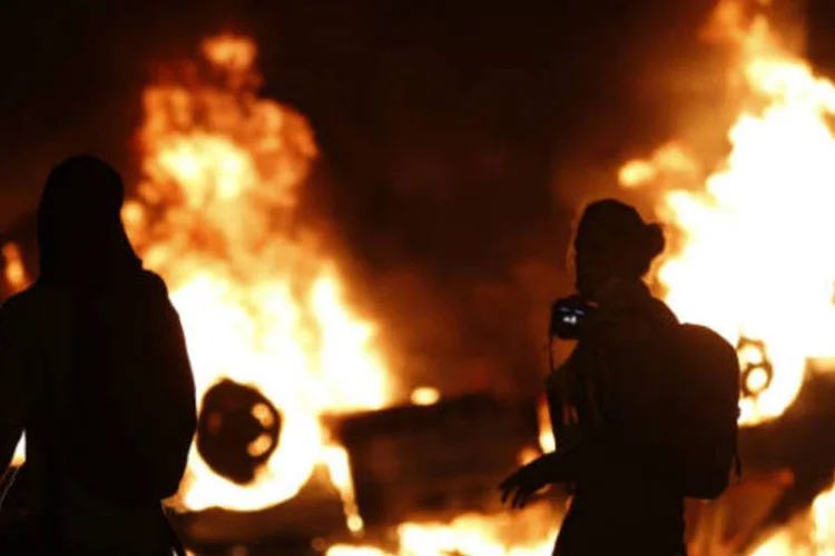
	Carro foi queimado durante protestos no RJ:&nbsp;o Sindicato dos Jornalistas Profissionais no Estado de S&atilde;o Paulo (SJSP) e outras nove entidades j&aacute; protestaram, tamb&eacute;m por meio de nota, contra as agress&otilde;es aos profissionais de imprensa.
 (REUTERS/Sergio Moraes)