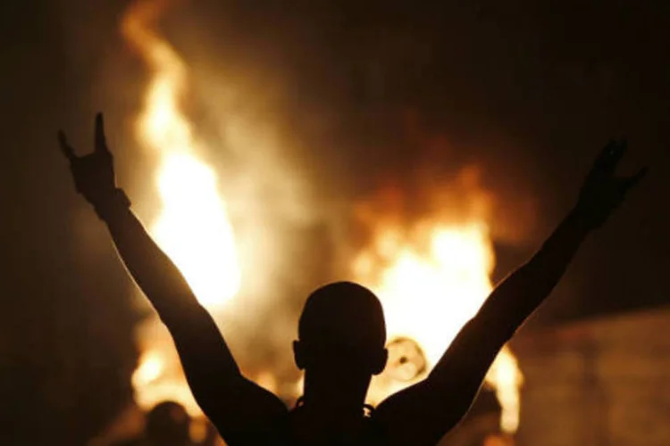 Na lateral do prédio da Assembleia Legislativa do Rio de Janeiro, um carro foi incendiado. O Largo do Paço Imperial, que fica próximo, também foi palco de enfrentamentos
 (REUTERS/Sergio Moraes)