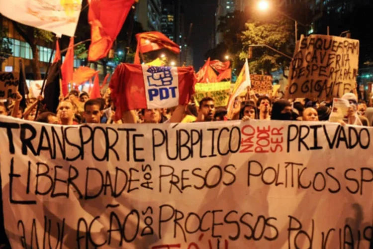 Manifestantes protestam contra aumento da tarifa do transporte no Rio de Janeiro: a manifestação dessa quinta-feira começou na Igreja da Candelária, por volta das 18h, e terminou às 22h, após passar por algumas das principais vias do centro. (Tânia Rêgo/ABr)