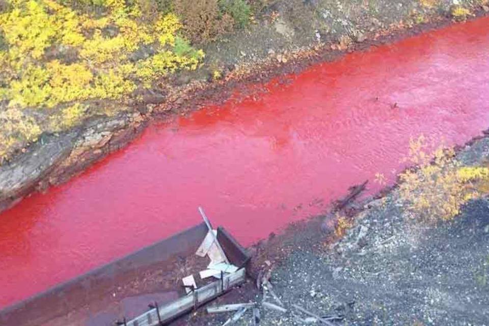 Rio na Rússia fica vermelho sangue e assusta moradores