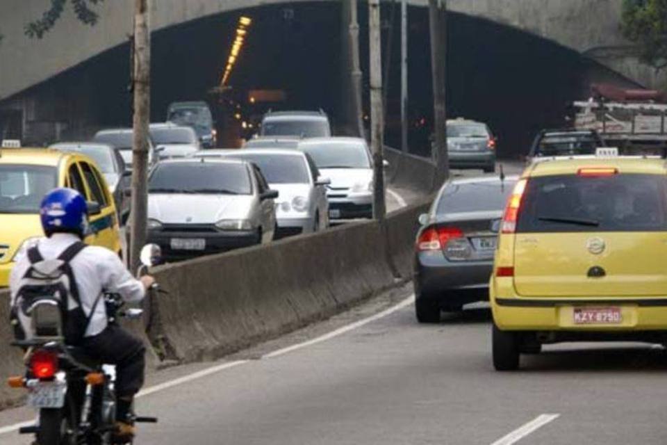 Protesto de motoristas de vans causa transtornos a cariocas