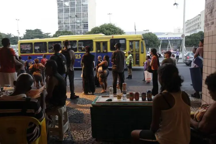 
	Passageiros esperam por &ocirc;nibus durante greve no Rio de Janeiro, no dia 8 de maio: no in&iacute;cio da manh&atilde;, apenas 10% da frota convencional circulava
 (REUTERS/Ricardo Moraes)