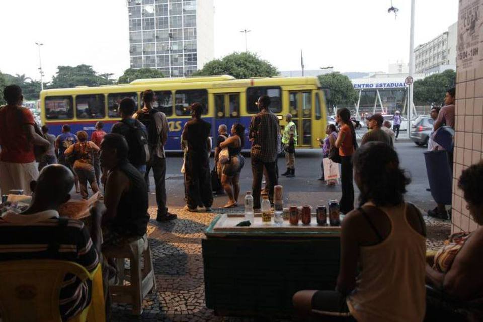 Greve tem pelo menos 70 ônibus depredados no Rio