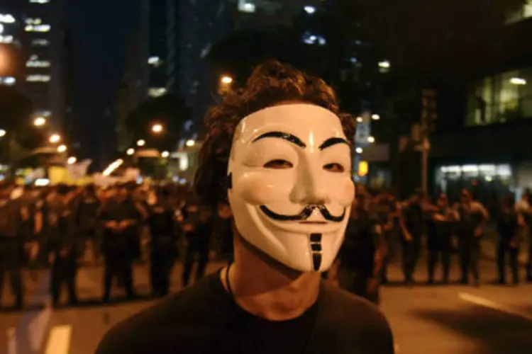 
	Manifestante: ap&oacute;s sua pris&atilde;o, o caso se tornou muito popular nas redes sociais, onde o grupo&nbsp;&quot;Anonymous&quot;&nbsp;lan&ccedil;ou uma campanha para defender sua liberdade
 (REUTERS/Lucas Landau)