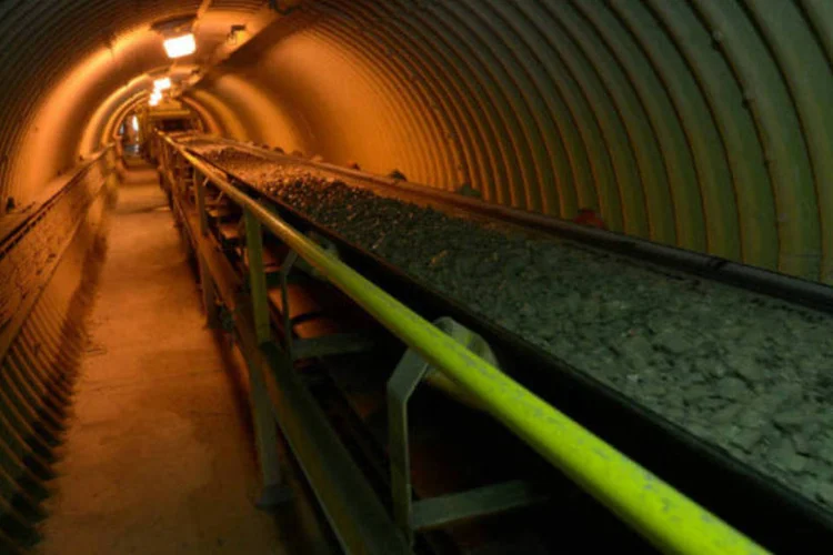 
	F&aacute;brica da Rio Tinto: empresa deve elevar sua extra&ccedil;&atilde;o para 320 milh&otilde;es de toneladas neste ano
 (Carla Gottgens/Bloomberg)