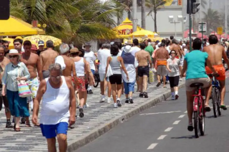 
	Pessoas caminham e andam de bicicleta em cal&ccedil;ad&atilde;o do Rio de Janeiro
 (Wilson Dias/Abr)