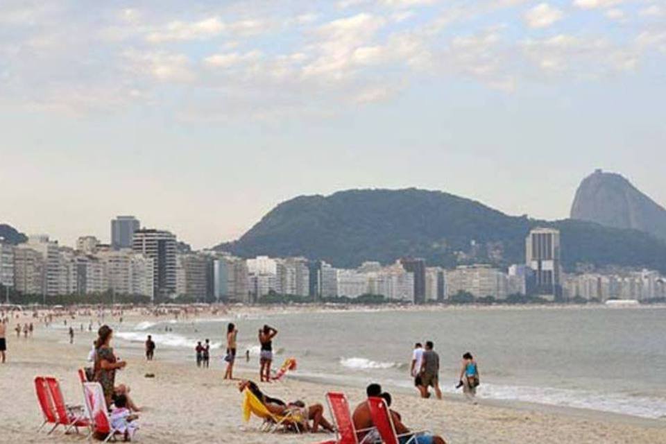 Litoral carioca é tomado por espuma amarela